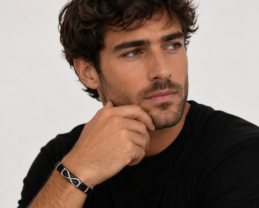 Brazalete Infinito hecho de plata ley 925 en Piel Negra