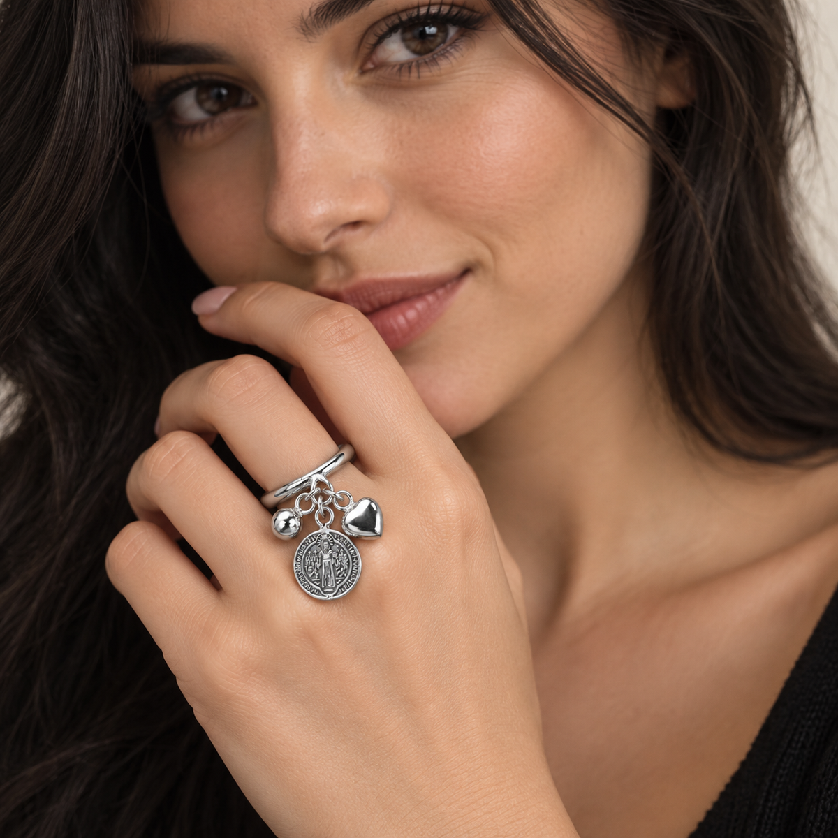 Anillo Medalla de San Benito con Dijes