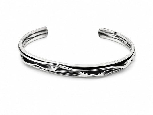 Brazalete Corrugado – Diseño Artesanal y Elegancia Contemporánea