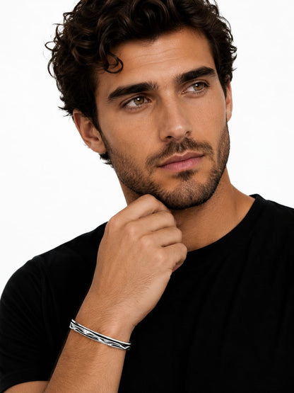 Brazalete Corrugado – Diseño Artesanal y Elegancia Contemporánea