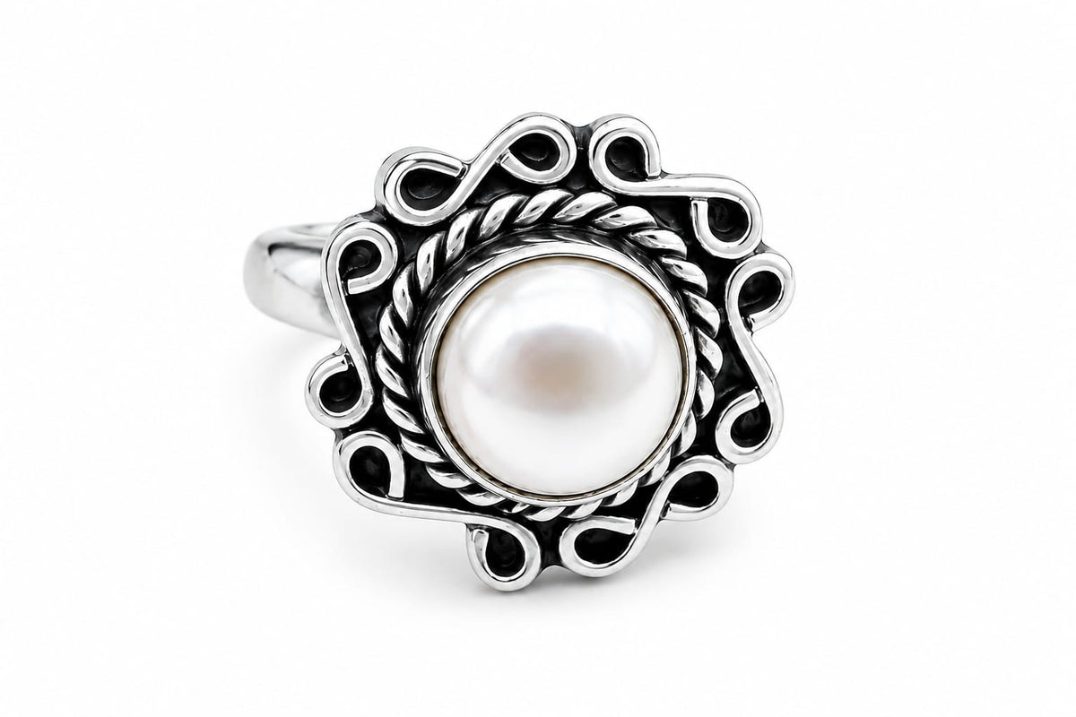 💍 Anillo con Perla Natural – Elegancia Clásica con Detalles Artesanales