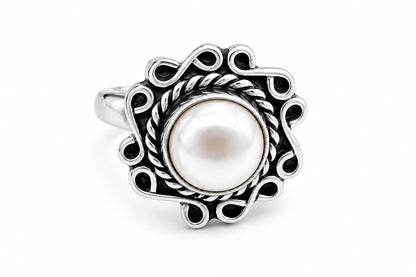 💍 Anillo con Perla Natural – Elegancia Clásica con Detalles Artesanales