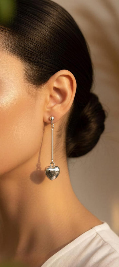 🤍 Aretes Largos con Corazón Colgante – Elegancia en Movimiento