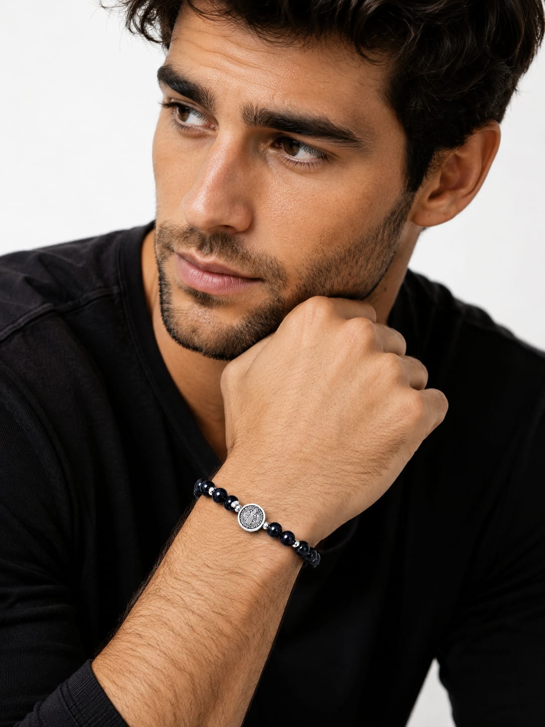 Pulsera de Ónix con Medalla de San Benito – Elegancia, Fe y Protección