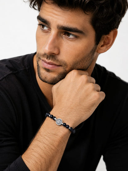 Pulsera de Ónix con Medalla de San Benito – Elegancia, Fe y Protección
