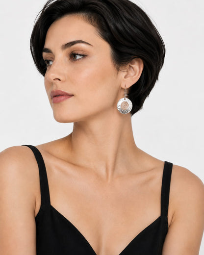 🌀 Aretes Espiral Martillados – Movimiento, Equilibrio y Estilo