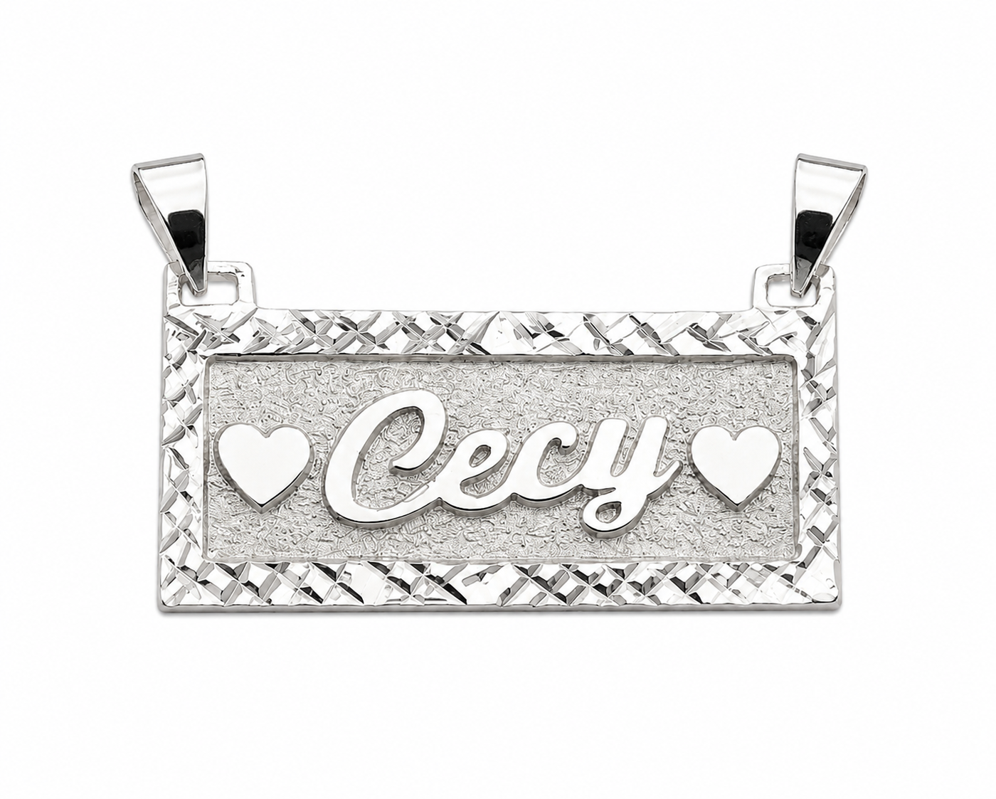 Dije personalizado con nombre en una plaquita con contorno diamantado.