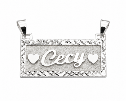 Dije personalizado con nombre en una plaquita con contorno diamantado.