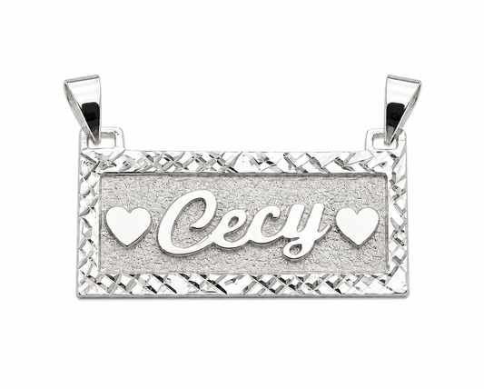 Dije personalizado con nombre en una plaquita con contorno diamantado.