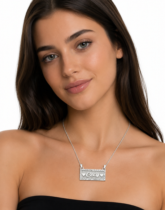 Dije personalizado con nombre en una plaquita con contorno diamantado.